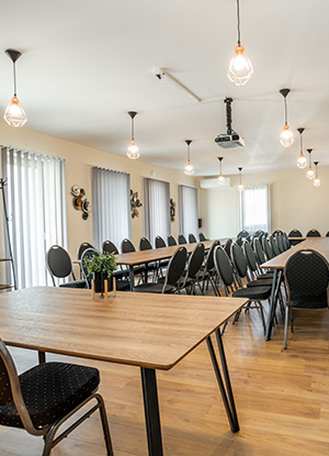 Élményudvar és Konferencia Központ Tiszabábolna Konferencia terem